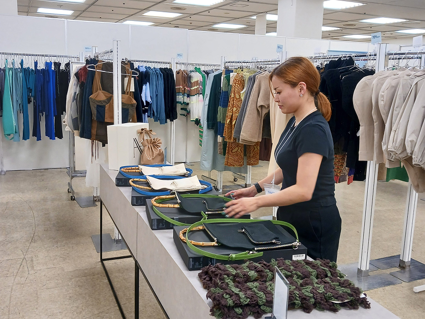 サステナブルファッションイベントでさまざまな接客業務を担当するiDAの販売スタッフ 写真