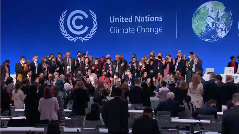 2021年イギリスグラスゴーCOP26会議で、夜中まで延長された会議でようやく合意にこぎつけ、喜ぶ各国の交渉官たち
