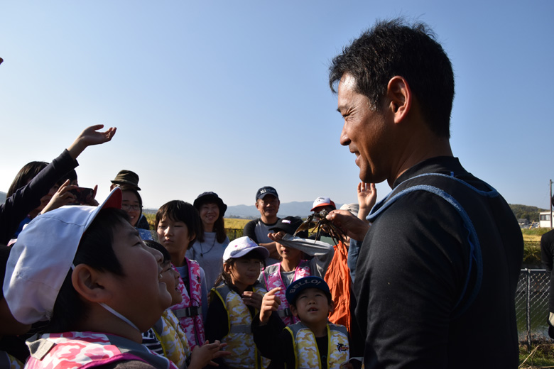 子どもたちと鬼倉先生。