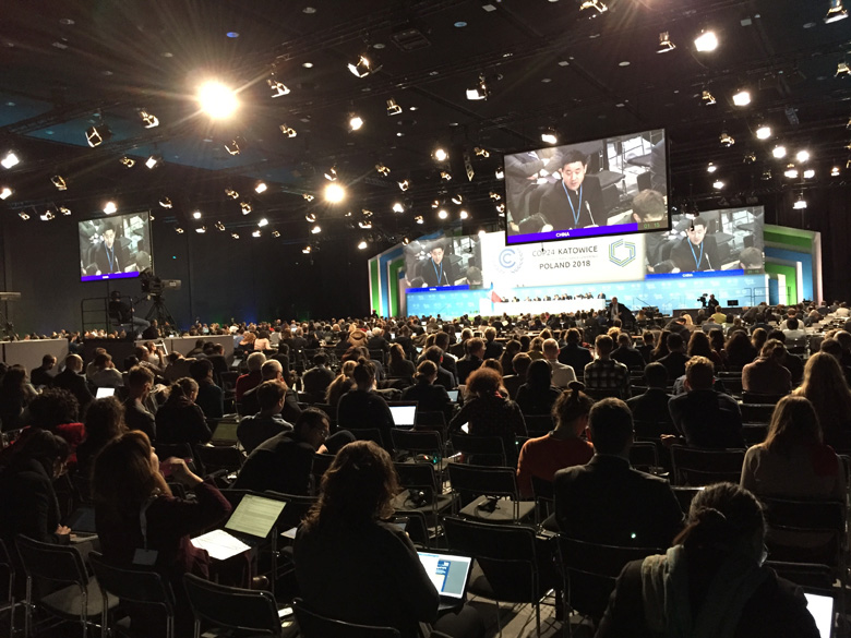 COP24の会議場。ルールブックの合意に向け、多岐にわたる複雑な議題を話し合う多くの会議が開かれ、火花を散らす交渉が展開されています。