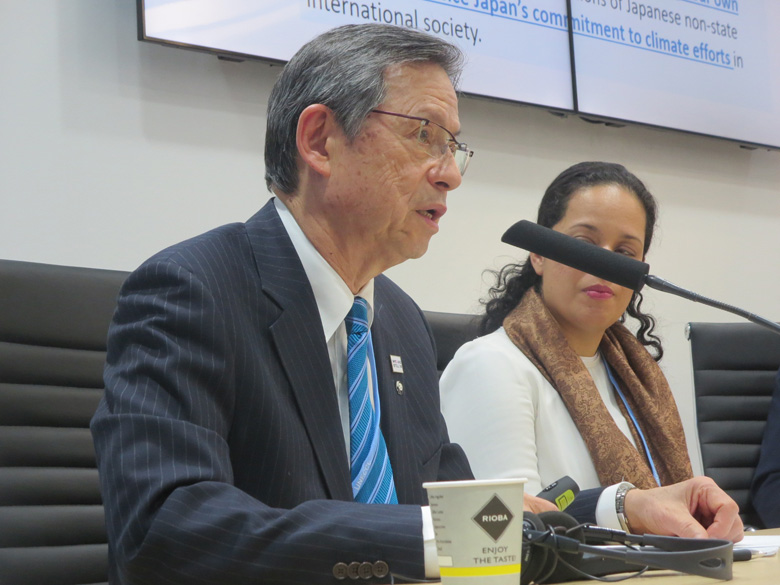 末吉代表のスピーチ 「105団体でスタートしたJCIには、毎日のように参加申し込みがあり、現在では306団体まで増加しました。私たちはこの動きをより加速させ、パリ協定が掲げる目標を実現するため、日本の脱炭素社会への転換を先導していきます」