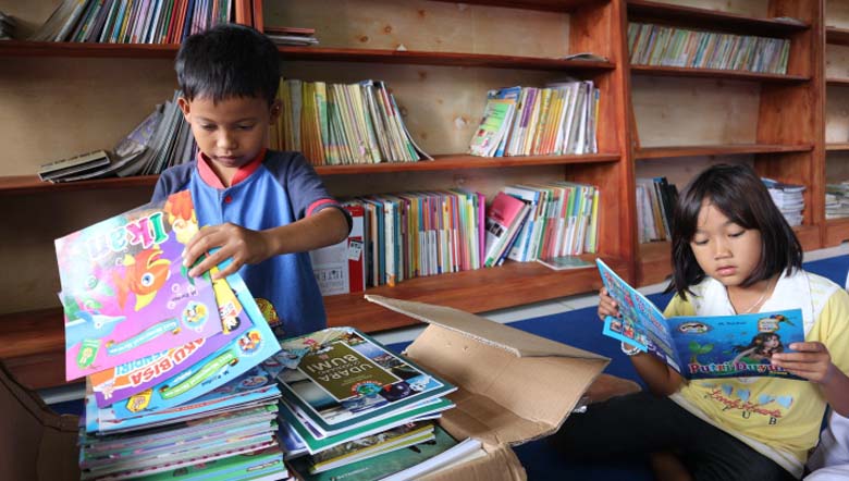 ESDプログラムの中で設立した小学校の図書館。以前はこうした資料が無く環境について学ぶことができなかった。今では地域の人々も含め、図書館から本を借りることができる