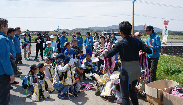 水に触れるイベントであるため、毎回鬼倉先生には安全に観察会を進めるためのお話とライフジャケットの装着を参加者にお願いしています。