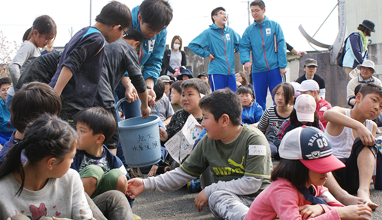 参加してくれた小学生約50名。きれいに整列して、先生のお話をしっかりと聞いてくれました。またバケツに入った大きなカムルチーを興味深そうに見ています。
