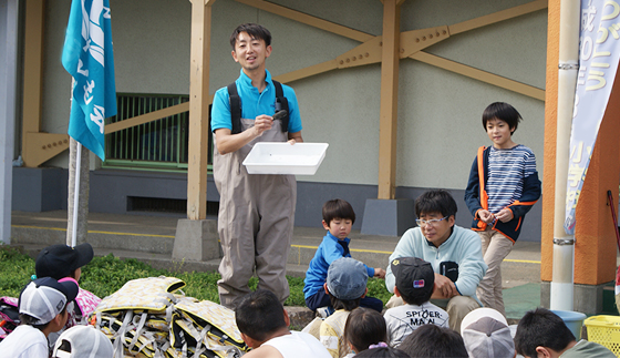 捕れた二枚貝を1つ1つ丁寧にご説明して下さっている林先生。それぞれの種ごとにこのみの環境が異なり、多様で豊かな水路が生きものにとって大切であることが分かりました。