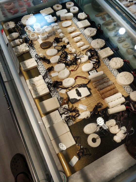 中国などの消費者に好まれる象牙の装身具。東京の観光エリアで販売されていた(2018年7月)