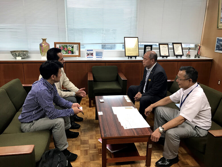瀬戸内町町役場にて、WWFジャパンから鎌田愛人町長に要望書を手交。