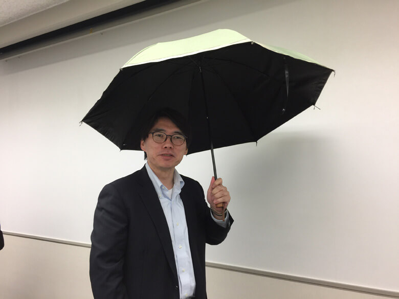 「お子さんたちが日傘をプレゼントしてくれた」と、とろけるような笑顔の有村先生