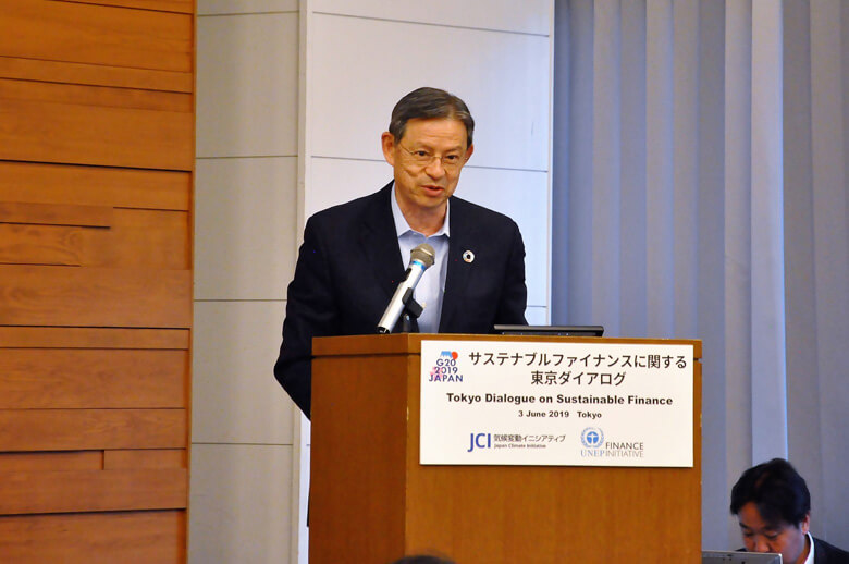6月3日にJCIが主催したシンポジウムで挨拶する末吉代表