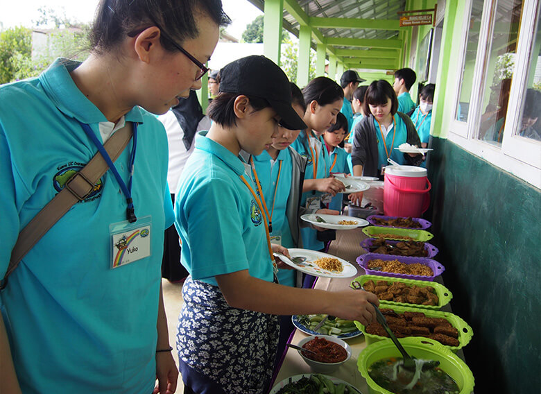 ダタラジャン小学校でのランチタイム。お母さんたちが作ったインドネシアの家庭料理やお菓子が並びます