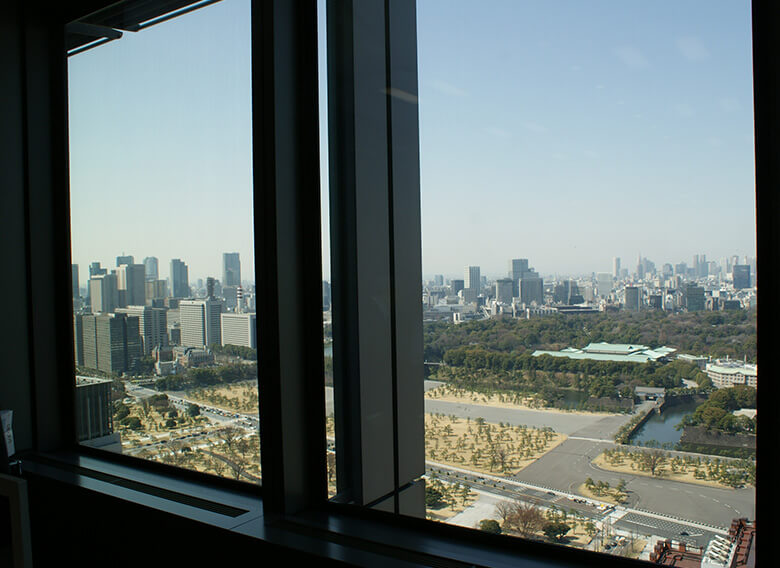 窓は、建築物の中で最も熱の出入りが大きい場所。夏に窓から入り込む熱の割合は約7割、冬場はおよそ5割の熱が、窓から逃げ出してしまうそう。つまり、窓の遮熱性と断熱性を高めることは、建築物の省エネ機能そのものを向上させることにつながります(画像はAGC本社の窓)