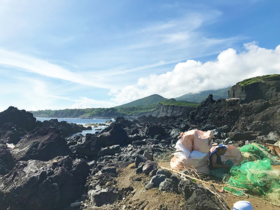 漂着した魚網に絡まったペットボトルや櫛(!)、魚網の浮子などを取り除き分別するという気の遠くなるような作業をされていました。