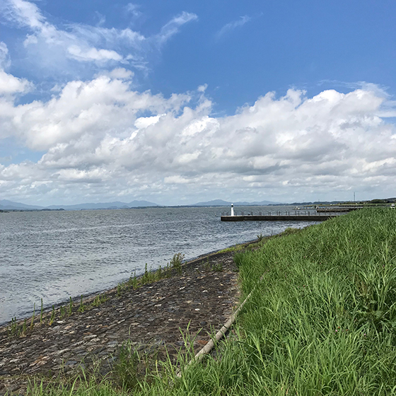 霞ヶ浦。遠くに筑波山を望む。