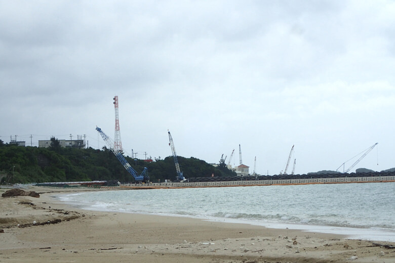 基地内で進む埋立て工事
