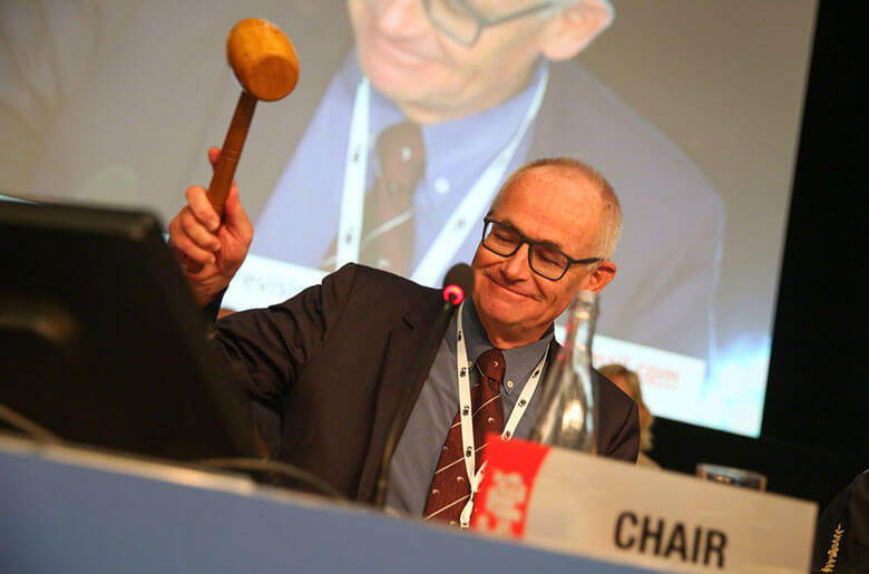 CoP18全体会議（プレナリー）の議長。CoP18では107の議題の審議結果が採択された。