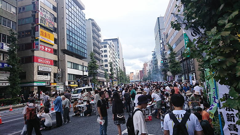 2019年9月8日に開催された目黒のさんま祭の様子。無料でサンマが提供されることもあり、毎年大勢の人で賑わいます。