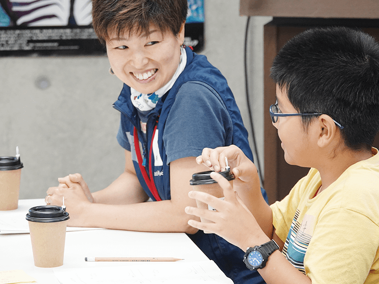 井上さんとにおいについて語る参加者。