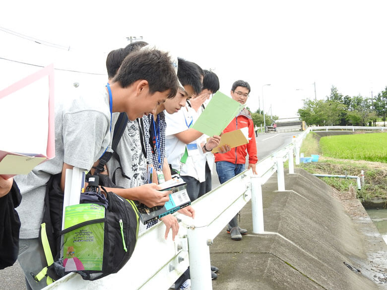 現場で佐賀大学徳田先生が水路の生きものを実際に採集してくださいました。その説明を受ける東京の学生たちは目を輝かせていました。