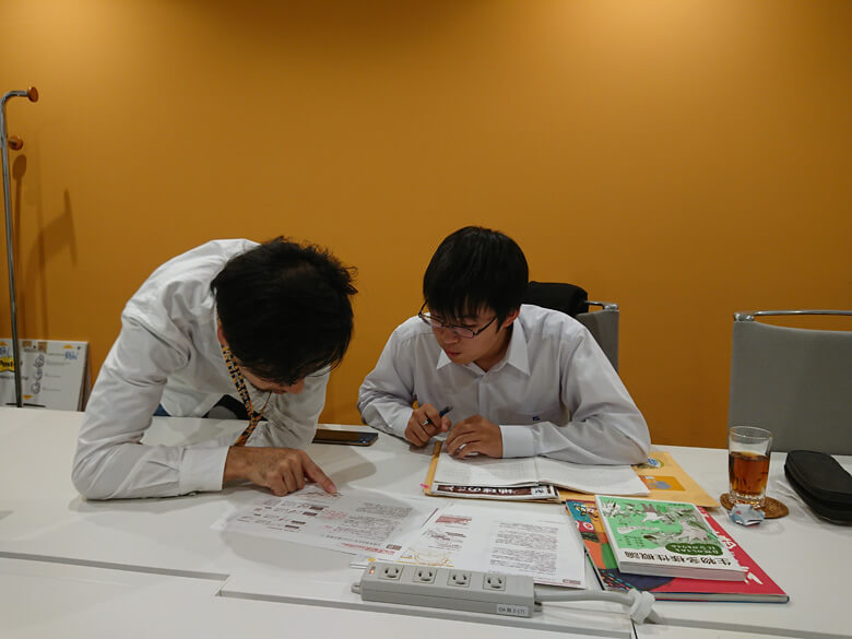 取材に来てくれた海城中学校の生徒さん。するどい質問に担当スタッフが回答に悩むシーンも。