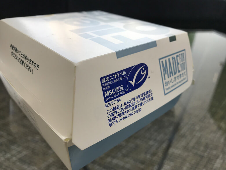 MSC認証マークは、このようにパッケージについています。このマークが、持続可能な水産物の消費の仕方の手がかりとなります。