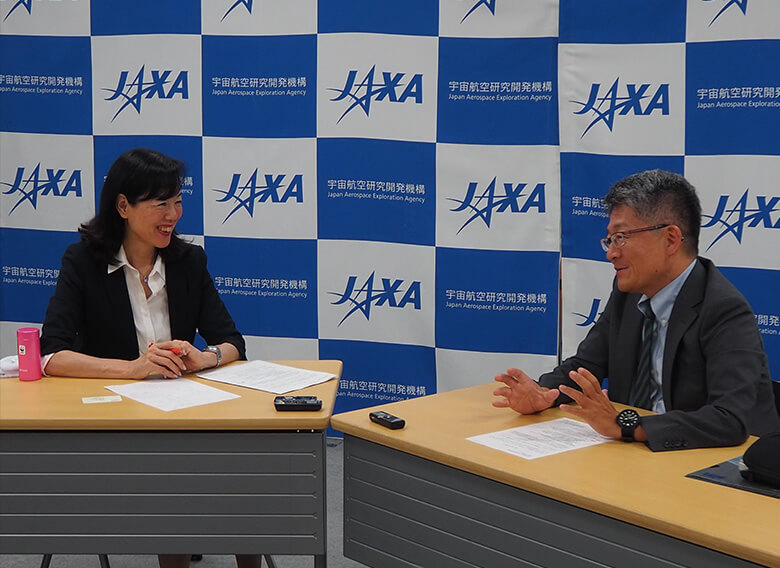 JAXA GOSAT-2プロジェクトマネージャーの久世暁彦氏(右)とWWFジャパン小西雅子