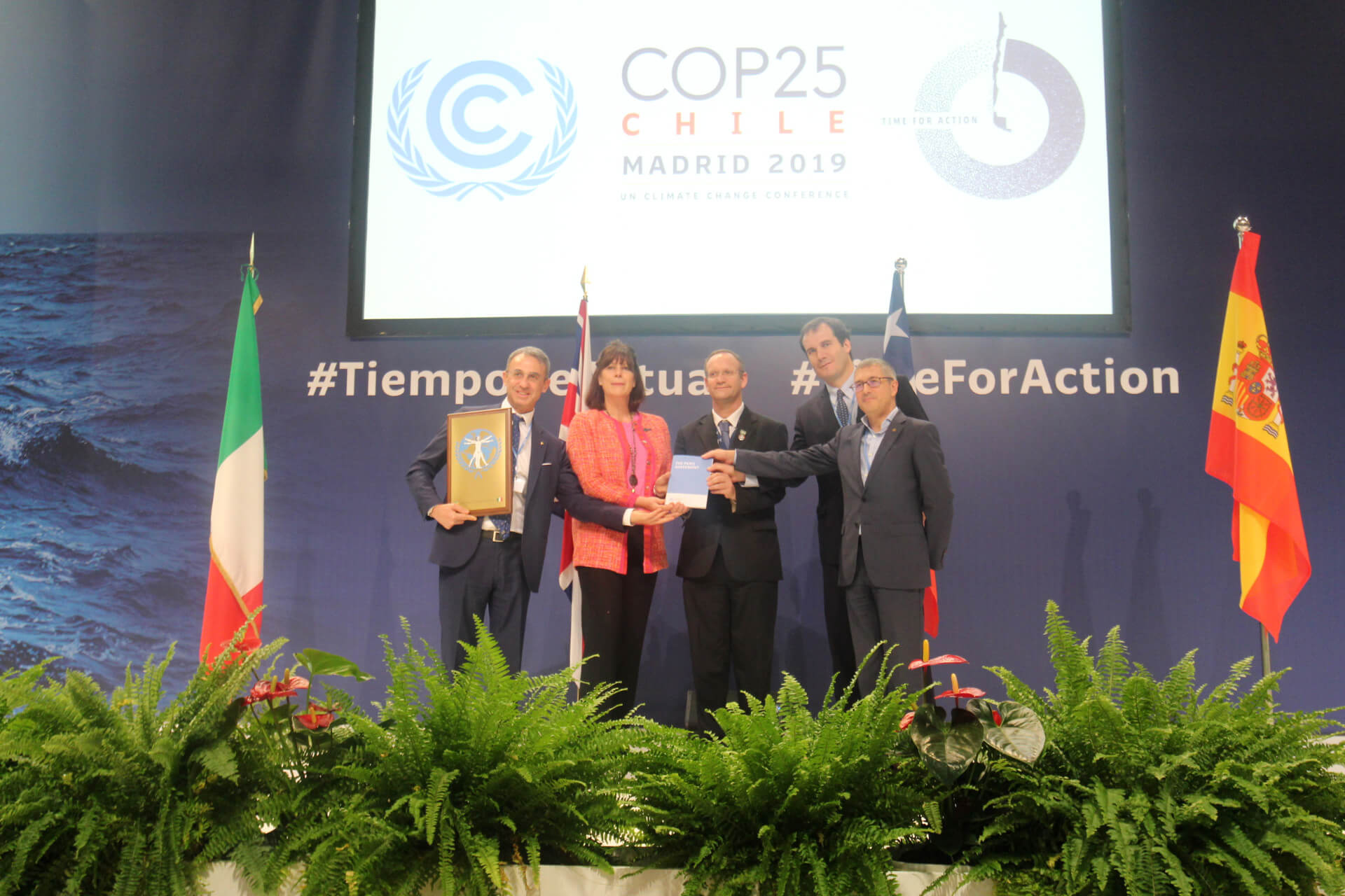 COP26開催地のイギリスへの引継ぎ式典