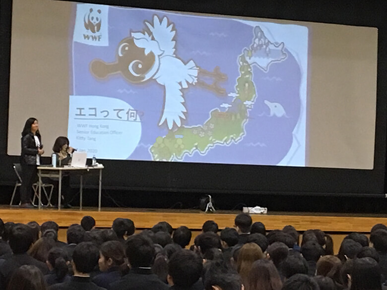 クイズを出しながら、エコについて、高校生たちと意見を交換しました。