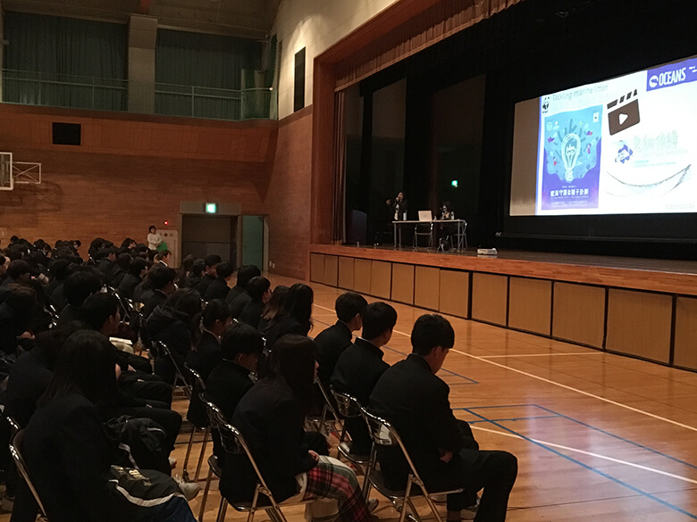 高校生たちからは10のさまざまな質問が出され、キティは丁寧に答えていきました。