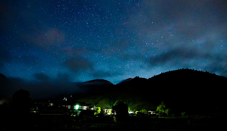 周囲が暗ければ暗いほど、空気が澄んでいれば澄んでいるほど見える満点の星空。まさにBreathtaking Moment!