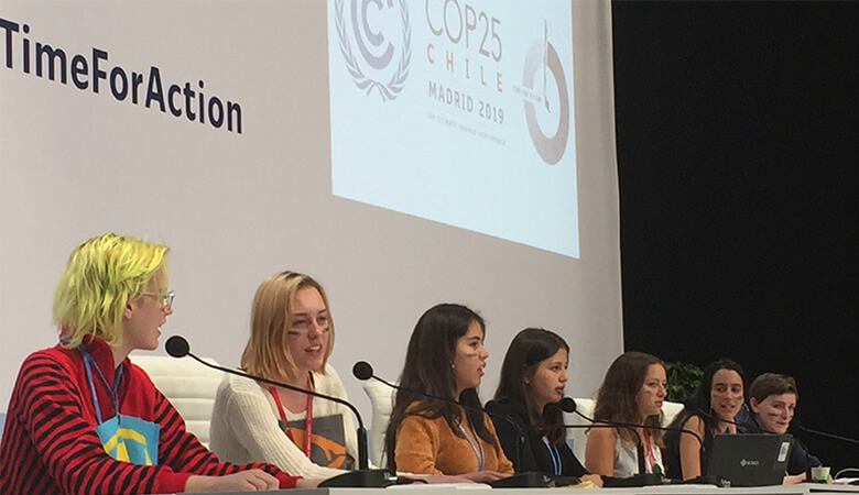 COP25会場で大人たちに温暖化対策を訴える世界の若者代表