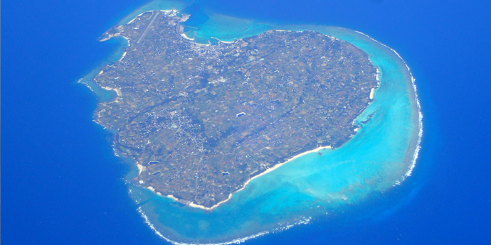 サンゴ礁に囲まれる与論島