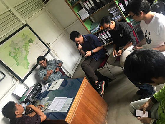 メラウィ県政府と対談するWWF JapanスタッフとWWFインドネシアスタッフ