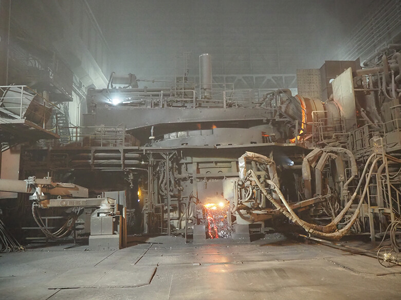 鉄スクラップを溶かす電気の炉