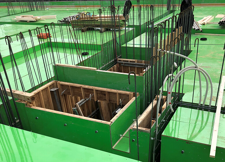 日本の鉄筋コンクリート造の建築に用いられるRFP社の針葉樹と国産カラマツを使用した型枠用合板（登録商標：ドルフィンコート）。緑色の塗装には、建築現場において一般的な南洋材塗装型枠合板（黄色）との区別を容易にする目的もある。