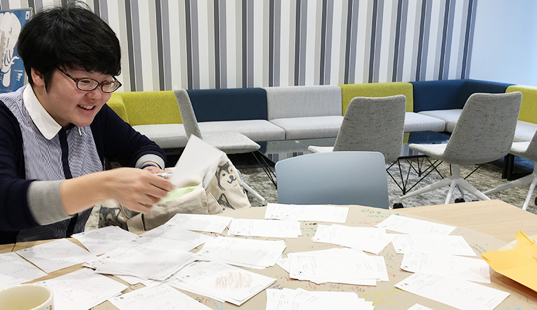 手書きのカードを一枚一枚確認します。カードに込められた参加者の心の動きを感じながら読んでいきます。
