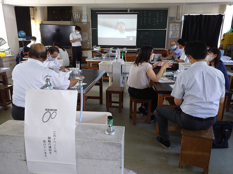 鹿児島の小学校が研修会場。東京にいる講師をスクリーン上に見ながらの研修となりました
