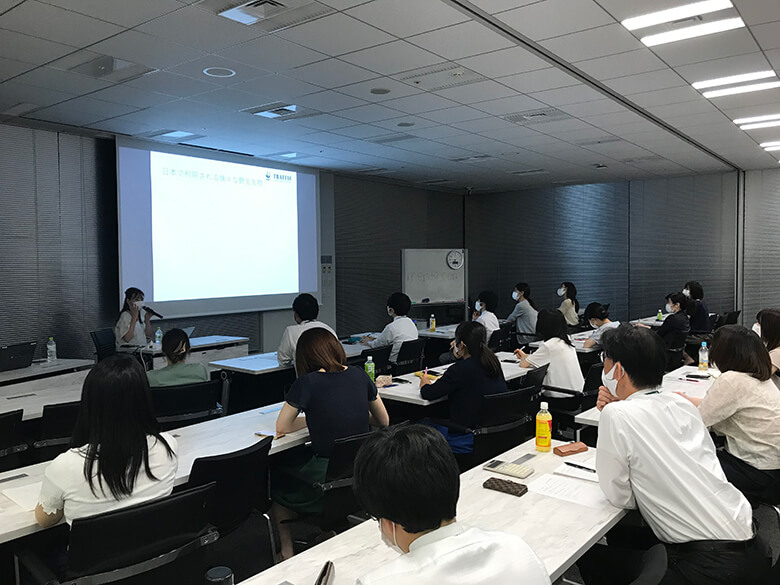 講義では国際取引規制や密輸が起こる背景、無秩序なペット需要に動物由来感染症問題まで多岐に渡って解説。参加者の皆さんは1時間にも及ぶ講義に熱心にメモを取り、耳を傾けてくださいました。