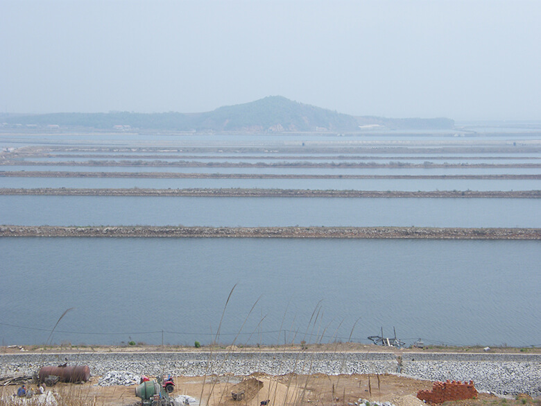 養殖場建設による自然環境の破壊。中国遼寧省庄河市沿岸に建設されたナマコ養殖池