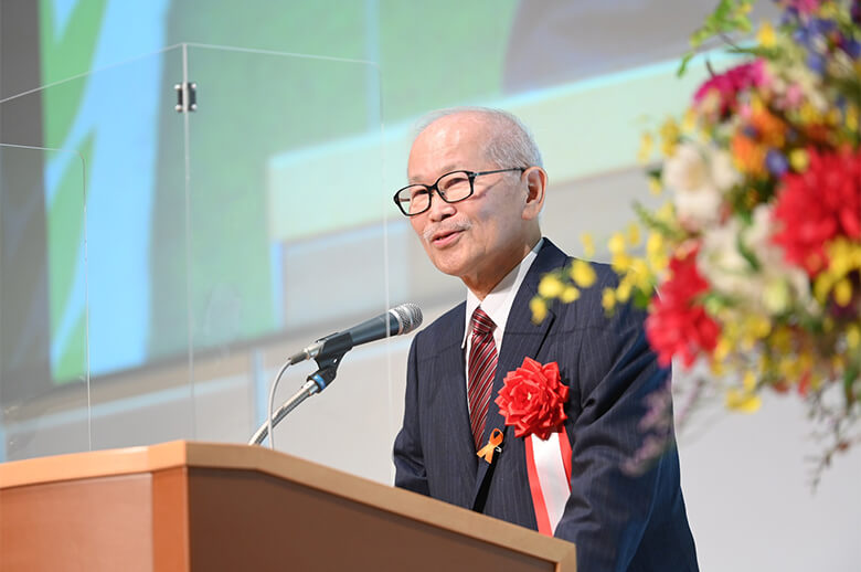 授賞式でご挨拶をされる槌屋先生。