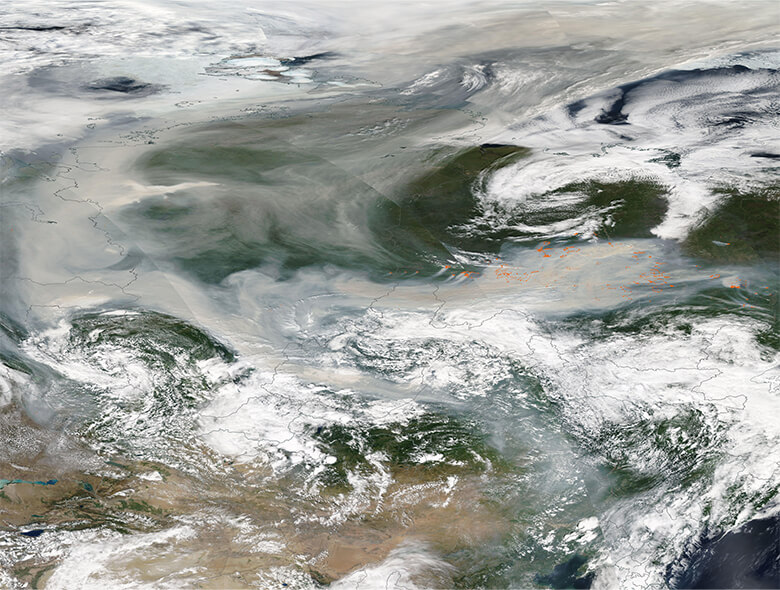 写真:ロシアの大半の地域を覆う森林火災の煙を撮影した米航空宇宙局(NASA)の画像(2021年8月6日撮影、7日公開)