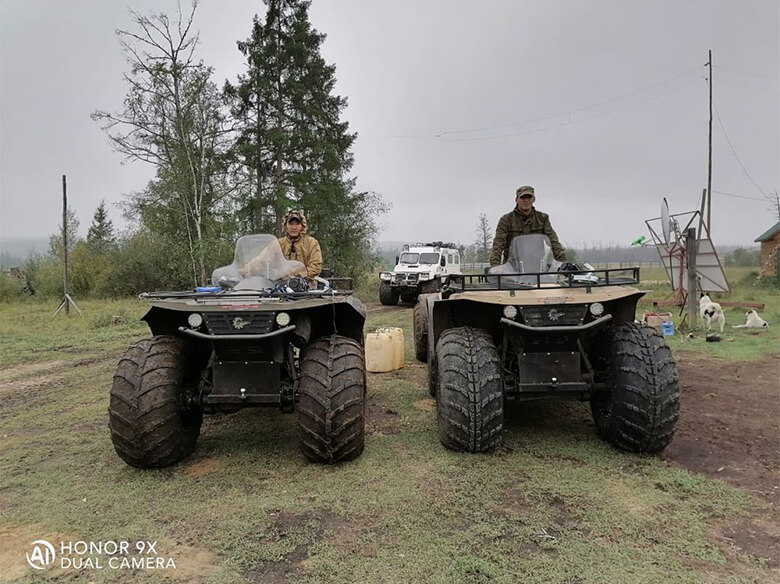 写真:シンヤヤ保護区の消火にあたる14名の消防チームには、4台の全地形対応車を寄付。