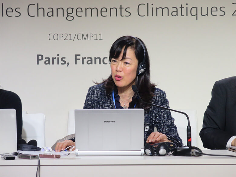 小西雅子COP21パリ会議で記者ブリーフィング中