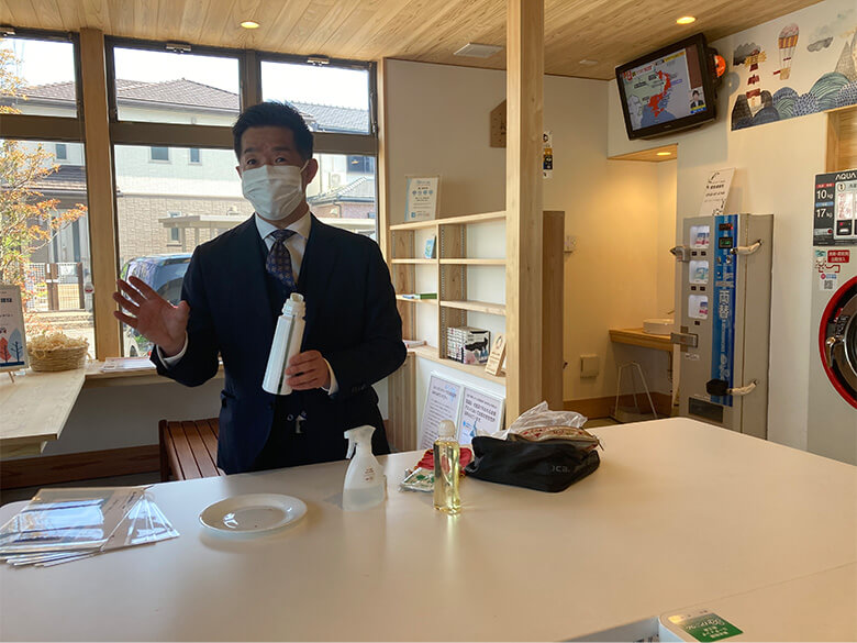 内装にもFSC®の木材が使われている店内で、海を守る洗剤の特徴を語る東本社長。油汚れを細かく分解できるこの洗剤を扱う、Save the Ocean株式会社の代表もされています。