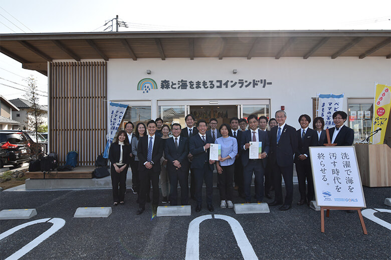 愛知県春日井市の、森と海をまもるコインランドリー。この建設を手掛けたのは、FSC®の国産材を使った住宅や店舗などを手掛ける愛知県一宮市の工務店、株式会社エコ建築考房です。