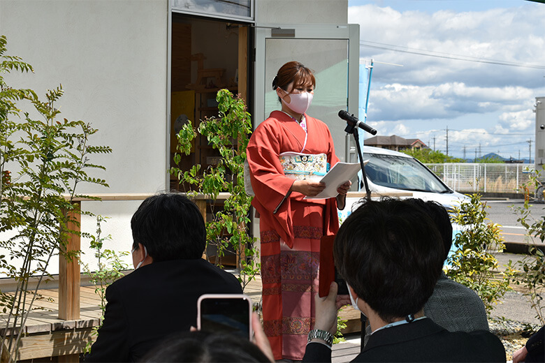 認証授与式で想いを語る西川先生