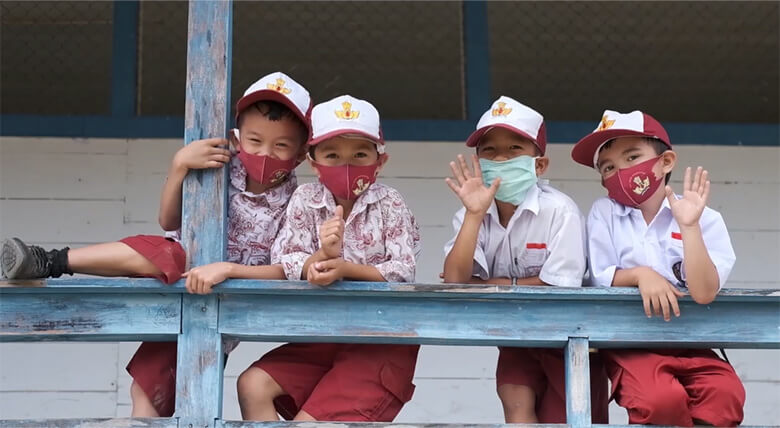 ESDを積極的に導入するインドネシアの小学校。公文様からもご支援をいただいています。授与式には公文本社からの祝辞もありました。