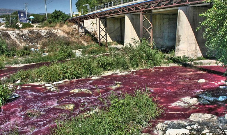 トルコの繊維工場そばの川の様子。染色に使用された水が流れ出して川の色を変えている。