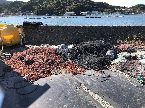 岸壁などに放置された漁具。高潮などで流されることもあります。