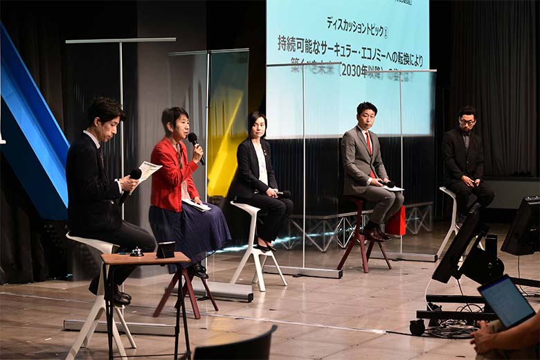 右から水野氏、飯田氏(日本コカ·コーラ)、張氏(日本航空)、枝廣氏(大学院大学至善館教授)、三沢