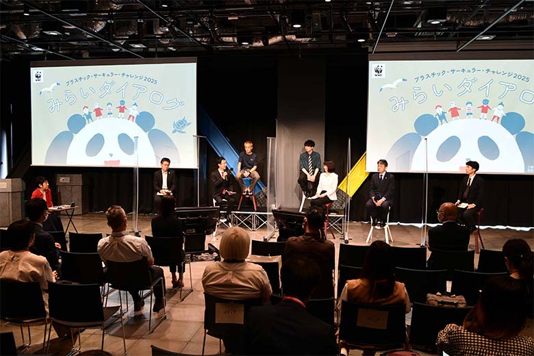 前列左から、ファシリテーターの枝廣氏、環境省の平尾氏、キリンホールディングスの別所氏、ネスレ日本の嘉納氏、ユニ・チャームの上田氏、WWFジャパン三沢、後列左から慶応義塾大学の落合氏、田中氏